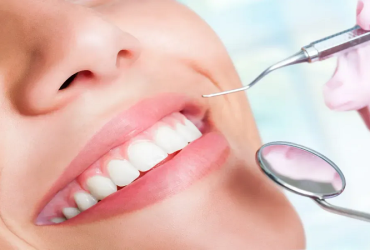 در حال معاینه دندانپزشکی